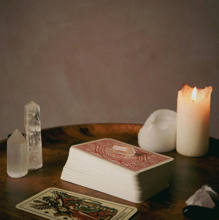Tarotkártyák, kristályok és gyertya